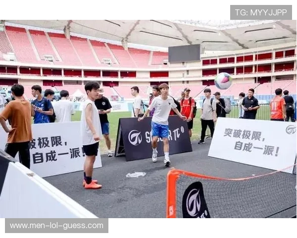 足球与乒乓跨界对抗赛球星同台竞技挑战极限技巧