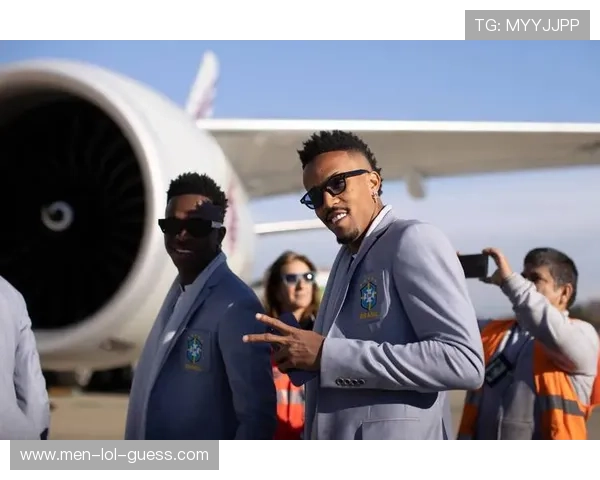 足球明星胸肌引领健身潮流彰显力量与魅力